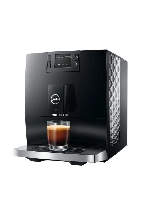 Ekspres Jura C8 EA w kolorze Piano Black, zaprezentowany z prawej strony, widok na zbiornik wody