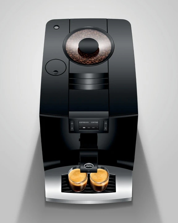 Ekspres Jura C8 EA w kolorze Piano Black, zaprezentowany od góry, z widokiem na zbiornik ziaren kawy, z dwiema szklankami espresso
