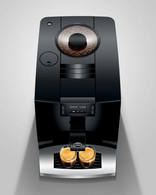 Ekspres Jura C8 EA w kolorze Piano Black, zaprezentowany od góry, z widokiem na zbiornik ziaren kawy, z dwiema szklankami espresso
