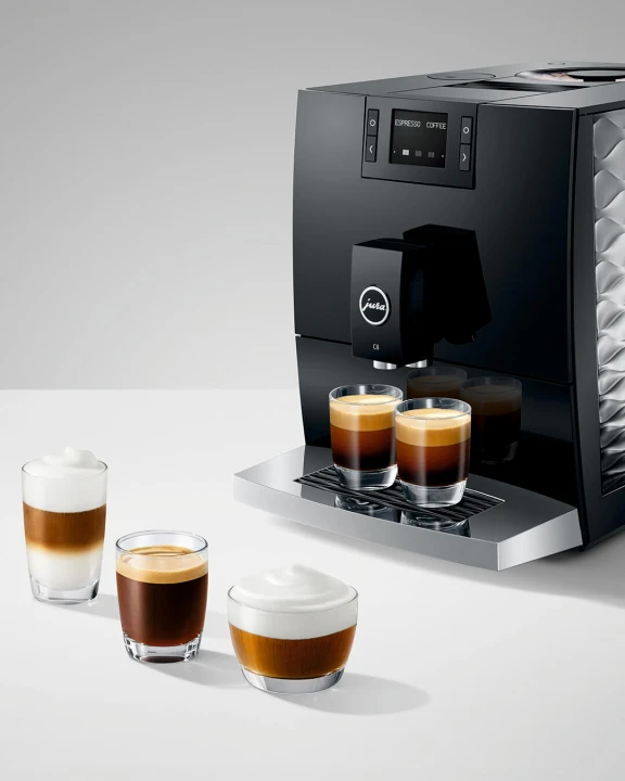 Ekspres Jura C8 EA w kolorze Piano Black, zaprezentowany z repertuarem menu kaw