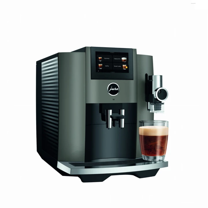 Ekspres Jura S8 EB w kolorze Dark Inox, zaprezentowany od lewej strony ze szklanką sweet latte, widok na zbiornik wody