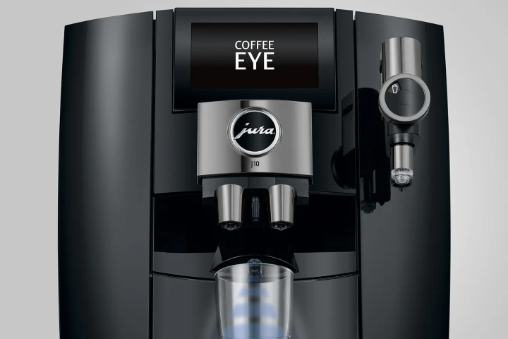 Ekspres Jura J10 w kolorze Piano Black, prezentacja funkcji Coffee eye - czujnik wykrycia szklanki