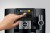 Ekspres Jura J10 w kolorze Piano Black, widok na ekran dotykowy typu SWIPE - jak w smartfonach