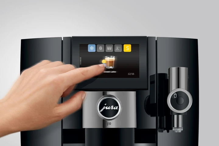 Ekspres Jura J10 w kolorze Piano Black, widok na ekran dotykowy typu SWIPE - jak w smartfonach