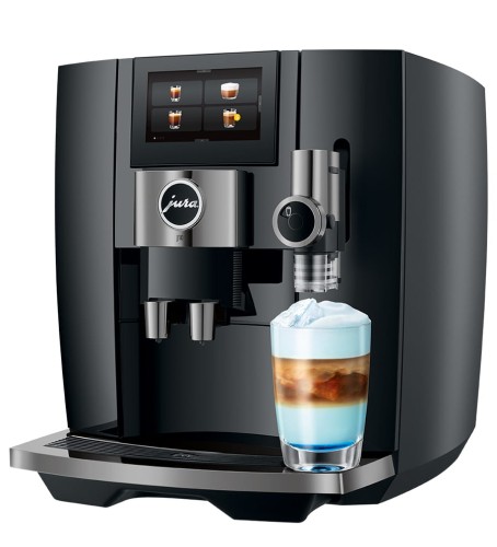 Ekspres Jura J10 w kolorze Piano Black, zaprezentowany od prawej strony z kawą Latte Macchiato ze słodką pianką blue curaçao