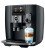 Ekspres Jura J10 w kolorze Piano Black, zaprezentowany od prawej strony z kawą Latte Macchiato ze słodką pianką blue curaçao