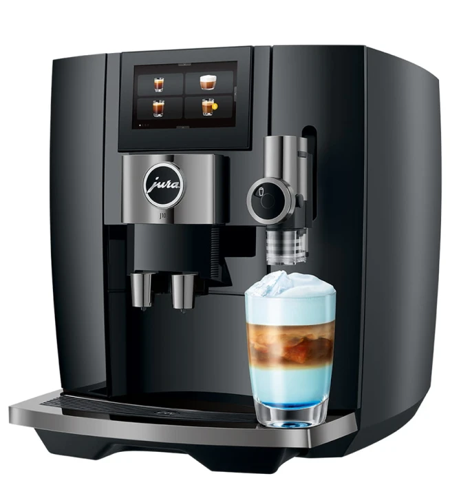 Ekspres Jura J10 w kolorze Piano Black, zaprezentowany od prawej strony z kawą Latte Macchiato ze słodką pianką blue curaçao