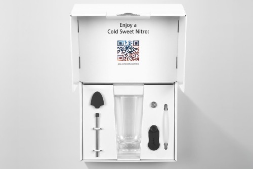 Prezentacja zawartości opakowania Cold Sweet Nitro Kit: szklanka, pojemnik na syrop do podwójnej wylewki, metalowa rurka i adapter