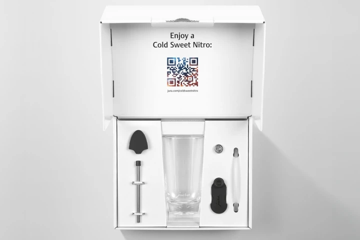 Prezentacja zawartości opakowania Cold Sweet Nitro Kit: szklanka, pojemnik na syrop do podwójnej wylewki, metalowa rurka i adapter