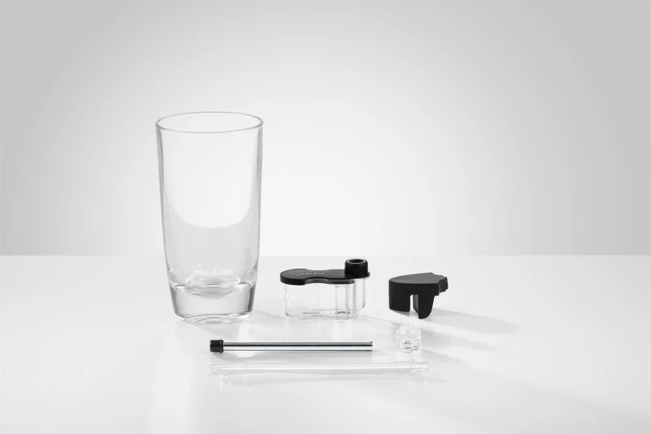 Przedstawienie zestawu Cold Sweet Nitro Kit: szklanka, pojemnik na syrop do podwójnej wylewki, metalowa rurka i adapter