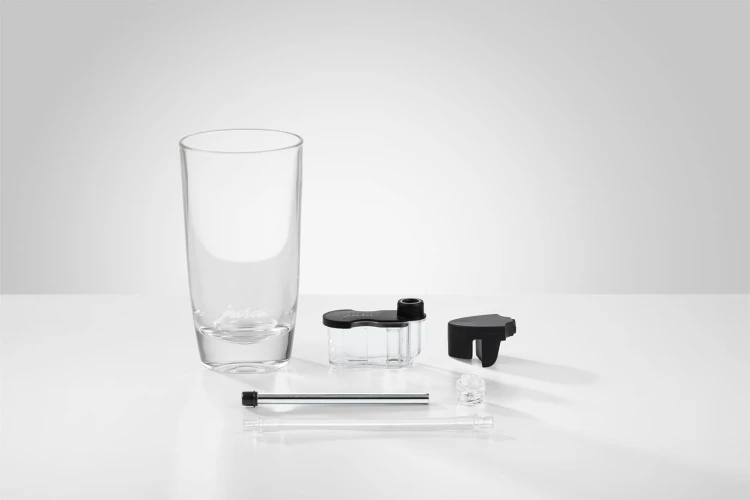 Przedstawienie zestawu Cold Sweet Nitro Kit: szklanka, pojemnik na syrop do podwójnej wylewki, metalowa rurka i adapter