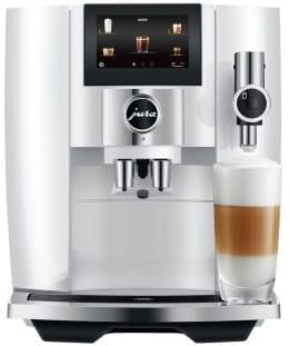 Ekspres Jura J8 w kolorze Piano White, zaprezentowany od frontu z kawą latte macchiato