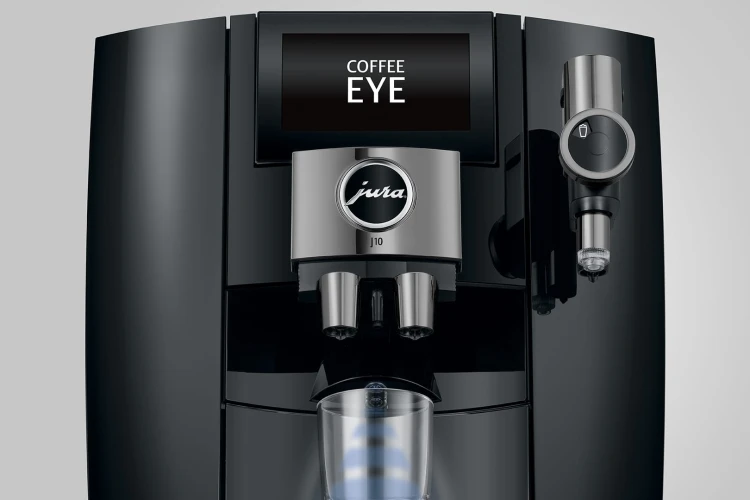 Ekspres Jura J10 w kolorze Piano Black, prezentacja funkcji Coffee eye - czujnik wykrycia szklanki