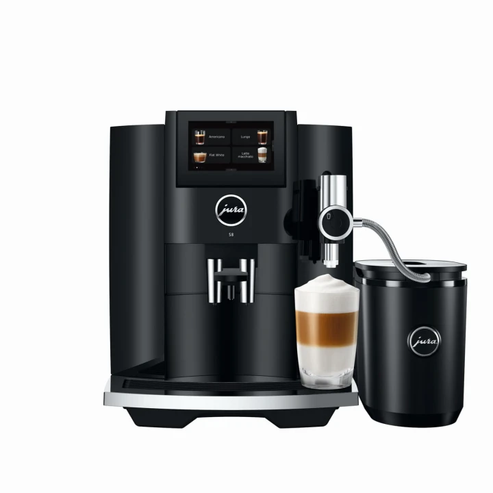 Ekspres Jura S8 EB w kolorze Piano Black, zaprezentowany z czarną chłodziarką Cool Control