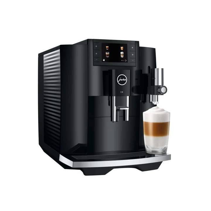 Ekspres Jura E8 EC w kolorze Piano Black, zaprezentowany z lewej strony z kawą latte macchiato, widok na zbiornik wody