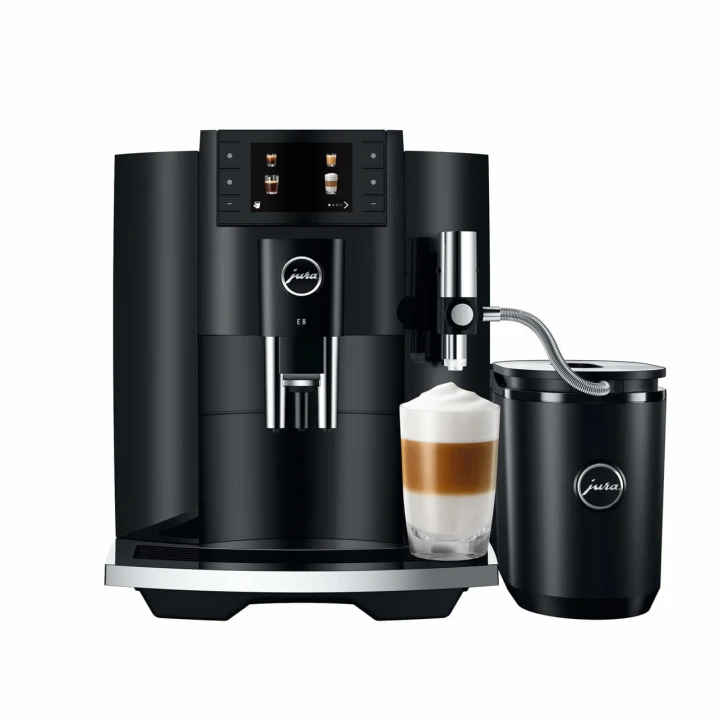 Ekspres Jura E8 EC w kolorze Piano Black, zaprezentowany od frontu z kawą latte macchiato oraz czarną chłodziarką Cool Control