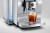Ekspres Jura Z10 w kolorze białym z aluminium, widok na wylewkę zaprezentowaną ze szklanką kawy Cold-brew