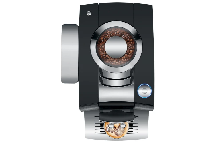 Ekspres Jura Z10 w kolorze Alu Black, zaprezentowany od góry, z widokiem na zbiornik ziaren oraz rotary switch, ze szklanką kawy Cold-brew