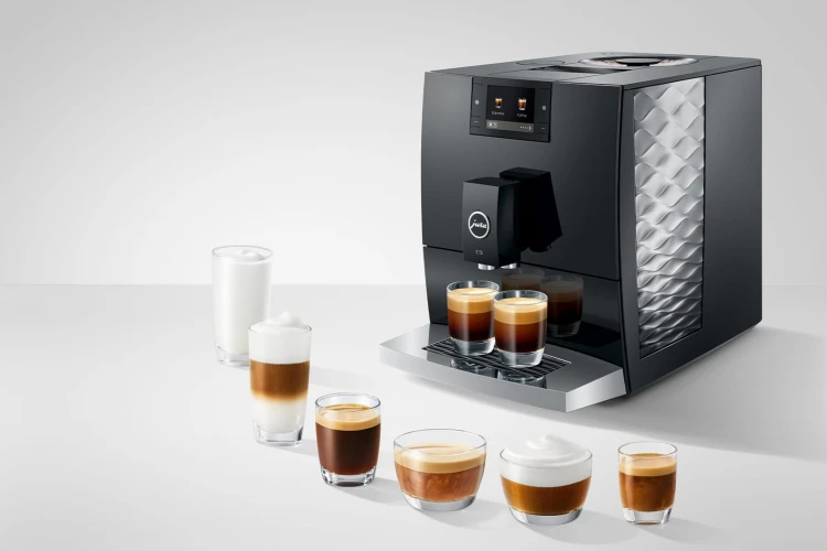 Ekspres Jura C9 EA w kolorze Piano Black, zaprezentowany z repertuarem menu specjałów kawowych