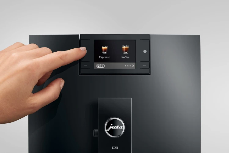 Ekspres Jura C9 EA w kolorze Piano Black, zbliżenie na panel sterujący z kolorowym wyświetlaczem