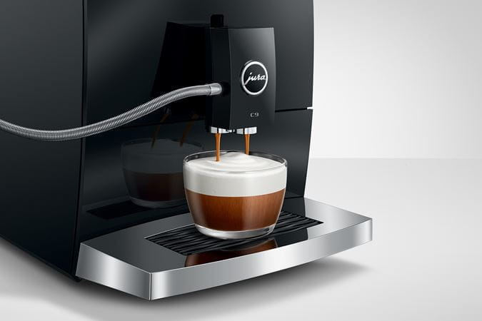 Ekspres Jura C9 EA w kolorze Piano Black, prezentacja wykonania kawy cappuccino