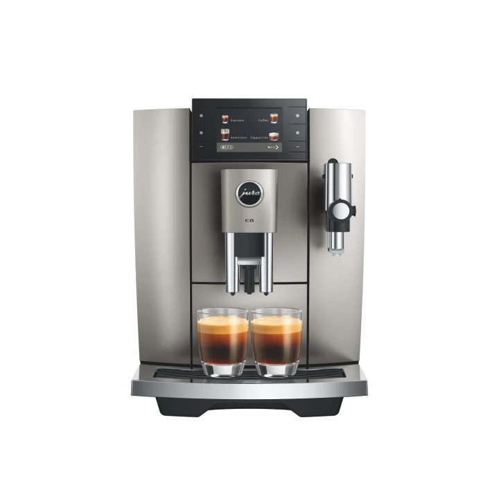 Ekspres Jura E8 ED w kolorze Midnight silver - srebrnym, zaprezentowany z dwiema szklankami kawy espresso