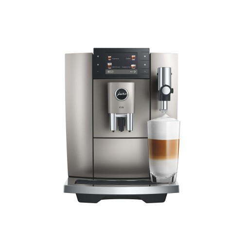 Ekspres Jura E8 ED w kolorze Midnight silver - srebrnym, zaprezentowany ze szklanką kawy latte macchiato
