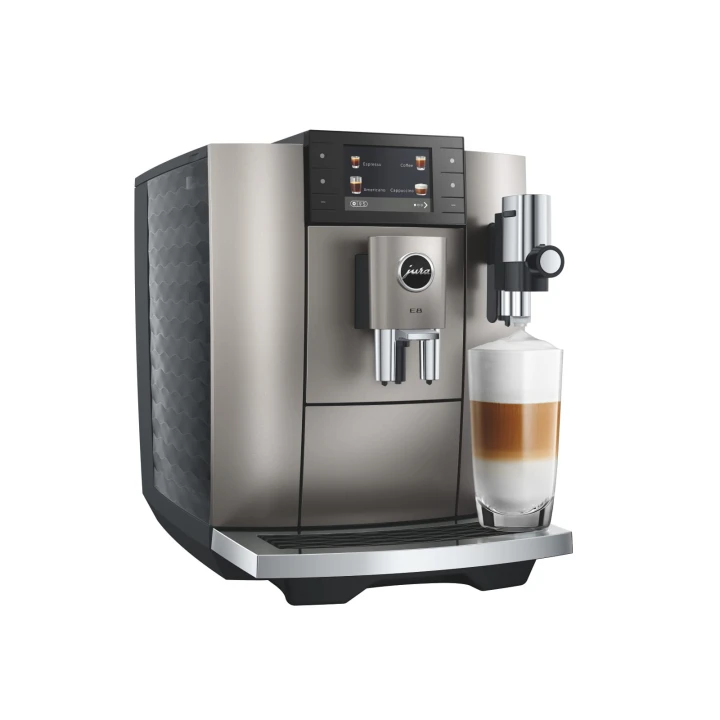 Ekspres Jura E8 ED w kolorze Midnight silver - srebrnym, zaprezentowany z kawą latte macchiato, od lewej strony, z widokiem na zbiornik wody
