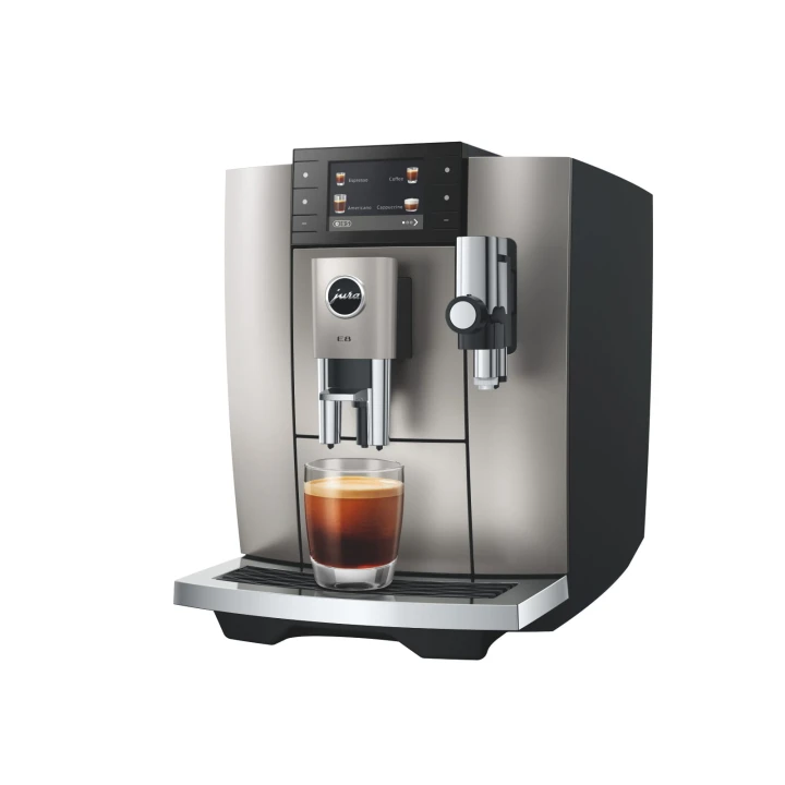 Ekspres Jura E8 ED w kolorze Midnight silver - srebrnym, zaprezentowany z kawą americano, od prawej strony, z widokiem na system spieniania mleka