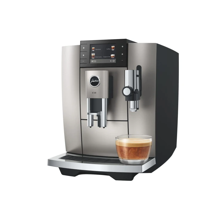 Ekspres Jura E8 ED w kolorze Midnight silver - srebrnym, zaprezentowany z kawą flat white pod wylewką kaw mlecznych, od prawej strony, z widokiem na system spieniania mleka