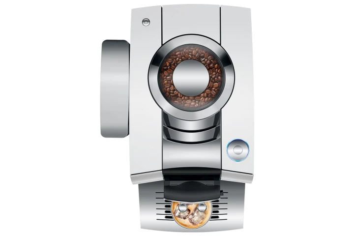 Ekspres Jura Z10 w kolorze białym, zaprezentowany od góry, z widokiem na zbiornik ziaren oraz rotary switch, ze szklanką kawy Cold-brew