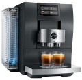 Ekspres Jura Z10 EB w kolorze Aluminium Black, zaprezentowany od lewej strony, z widokiem na zbiornik wody oraz dwiema szklankami espresso