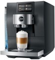 Ekspres Jura Z10 EB w kolorze Aluminium Black, zaprezentowany od prawej strony, ze szklanką kawy Latte Macchiato