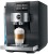 Ekspres Jura Z10 EB w kolorze Aluminium Black, zaprezentowany od prawej strony, ze szklanką kawy Latte Macchiato