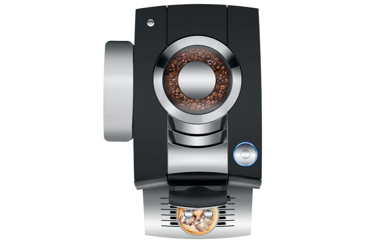 Ekspres Jura Z10 w kolorze czarnym, zaprezentowany od góry, z widokiem na zbiornik ziaren oraz rotary switch, ze szklanką kawy Cold-brew