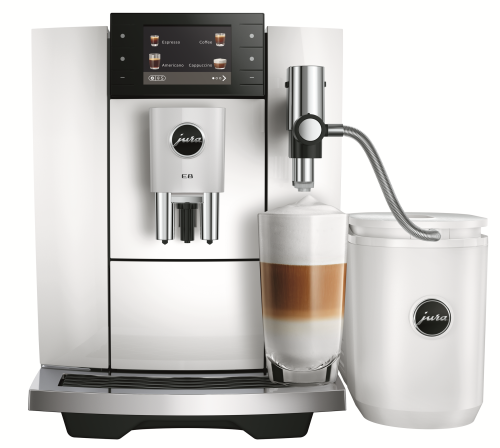 Ekspres Jura E8 ED w kolorze Piano White - błyszczącej bieli, zaprezentowany ze szklanką kawy latte macchiato oraz chłodziarką Cool Control