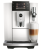 Ekspres Jura E8 ED w kolorze Piano White - błyszczącej bieli, zaprezentowany od frontu z kawą latte macchiato pod wylewką kaw mlecznych