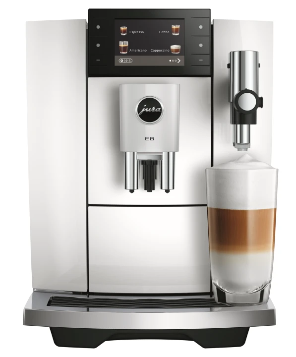 Ekspres Jura E8 ED w kolorze Piano White - błyszczącej bieli, zaprezentowany od frontu z kawą latte macchiato pod wylewką kaw mlecznych