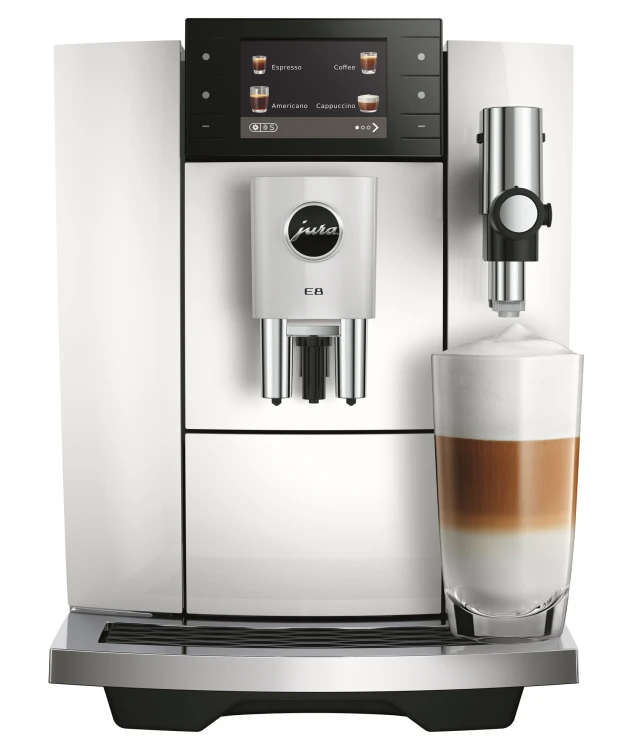 Ekspres Jura E8 ED w kolorze Piano White - błyszczącej bieli, zaprezentowany od frontu z kawą latte macchiato pod wylewką kaw mlecznych