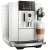 Ekspres Jura E8 ED w kolorze Piano White - błyszczącej bieli, zaprezentowany z kawą latte macchiato, od lewej strony, z widokiem na zbiornik wody