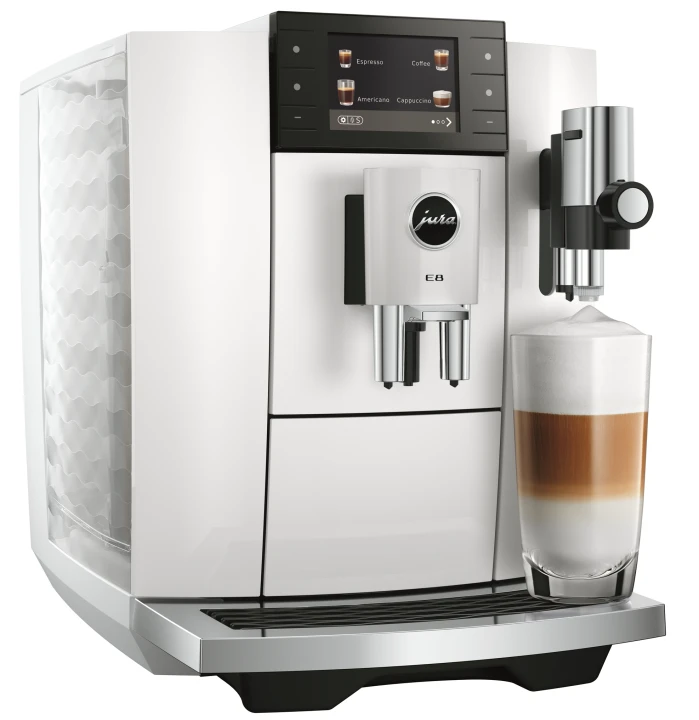 Ekspres Jura E8 ED w kolorze Piano White - błyszczącej bieli, zaprezentowany z kawą latte macchiato, od lewej strony, z widokiem na zbiornik wody