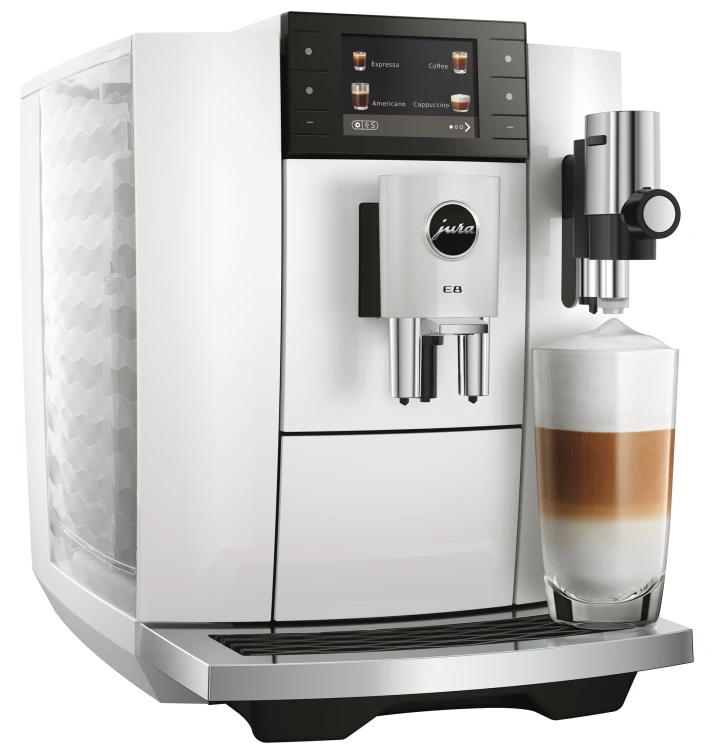 Ekspres Jura E8 ED w kolorze Piano White - błyszczącej bieli, zaprezentowany z kawą latte macchiato, od lewej strony, z widokiem na zbiornik wody