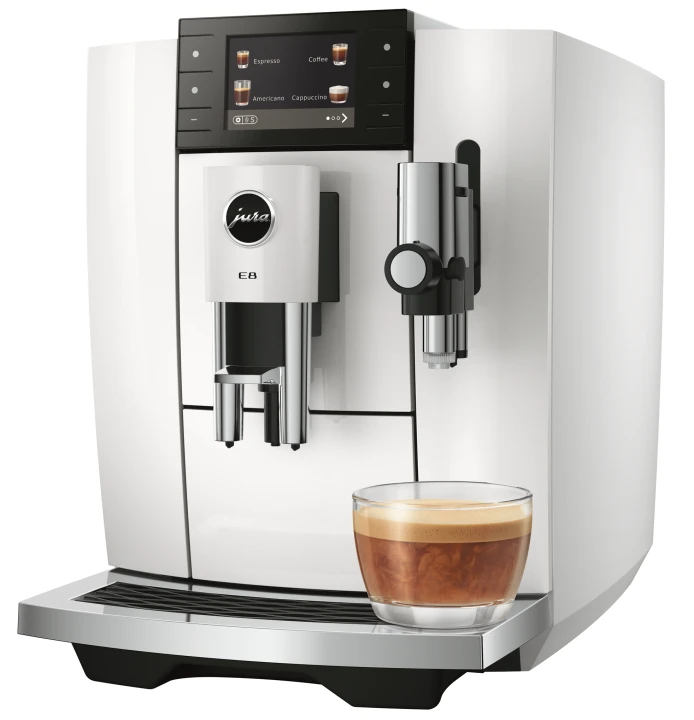 Ekspres Jura E8 ED w kolorze Piano White - błyszczącej bieli, zaprezentowany z kawą flat white, od prawej  strony, z widokiem na system spieniający mleko