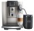 Ekspres Jura E8 ED w kolorze Midnight silver - srebrnym, zaprezentowany ze szklanką kawy latte macchiato oraz czarną chłodziarką Cool Control