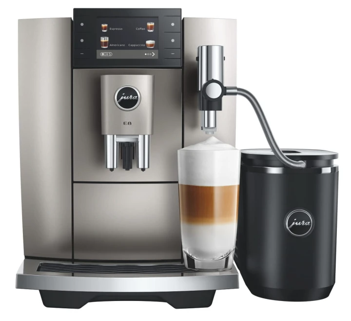 Ekspres Jura E8 ED w kolorze Midnight silver - srebrnym, zaprezentowany ze szklanką kawy latte macchiato oraz czarną chłodziarką Cool Control