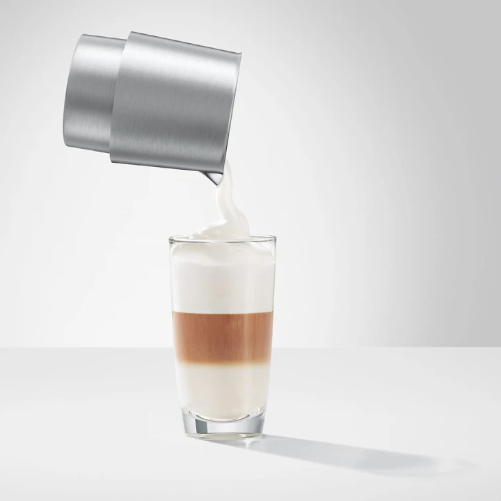 Kawa Latte Macchiato wykonana z użyciem spieniacza automatycznego Jura.jpg