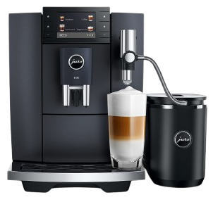 Ekspres Jura E8 ED w kolorze Cosmic Black, zaprezentowany z kawą latte macchiato oraz chłodziarką Cool Control