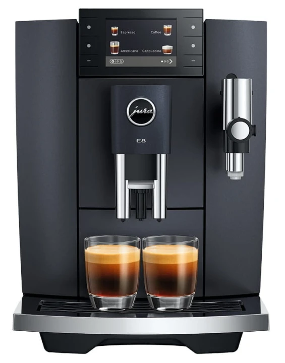 Ekspres Jura E8 ED w kolorze Cosmic Black, zaprezentowany z dwiema kawami typu espresso