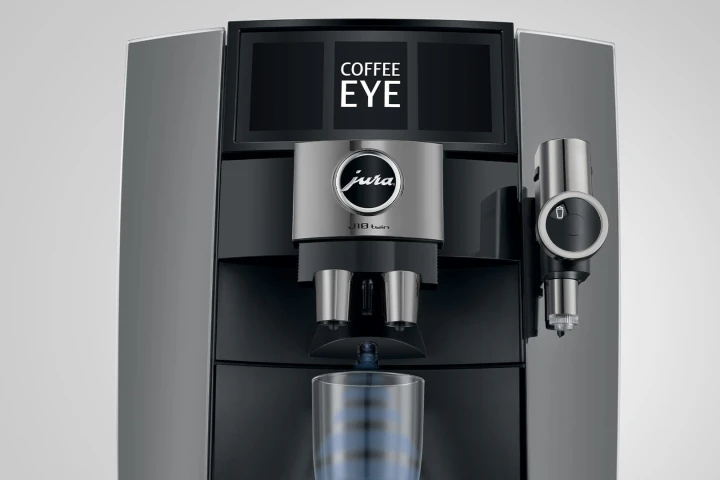 Ekspres Jura J10 Twin w kolorze Diamond Onyx, zaprezentowana funkcja Coffee Eye - czujnik wykrycia szklanki