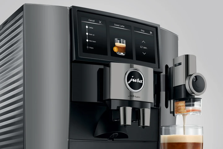 Ekspres Jura J10 Twin w kolorze Diamond Onyx, zaprezentowana funkcja Sweet Foam - słodka pianka mleczna